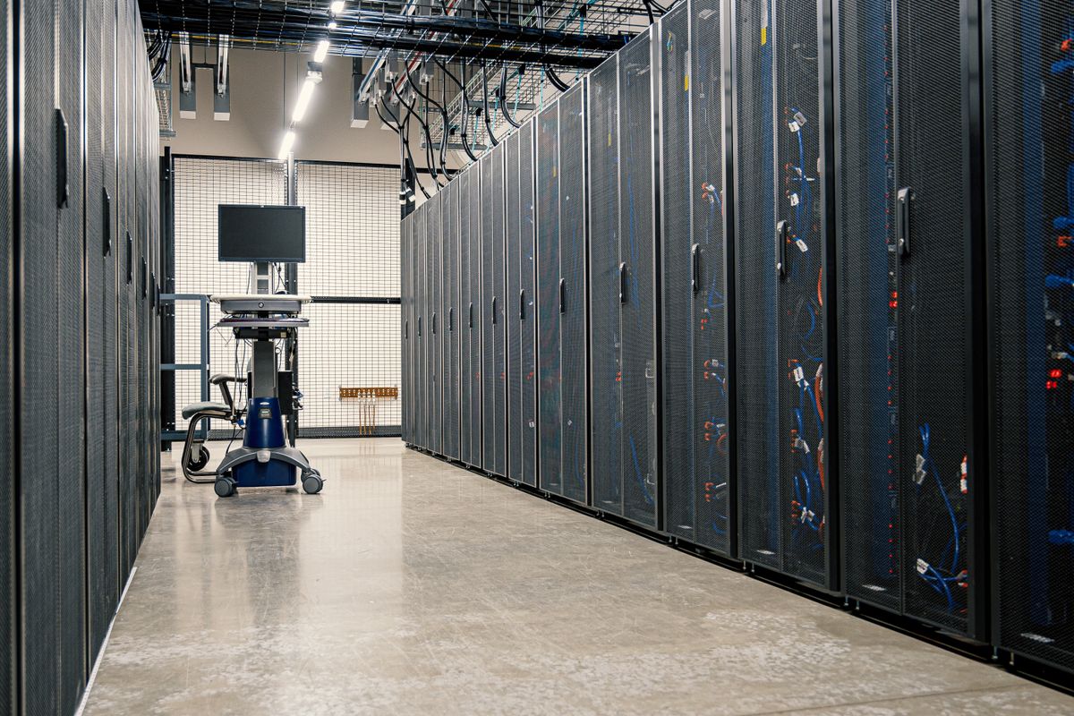 Ilustrasi data center di perusahaan
